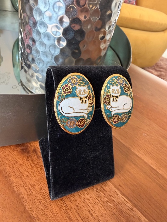 White Cat Cloisonne Clip on Earrings - Picture 3 of 5